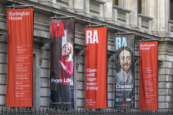LONDON, İngiltere - 08 Mart 2018: Burlington House dışında Kraliyet Sanat Akademisi için renkli pankartlar