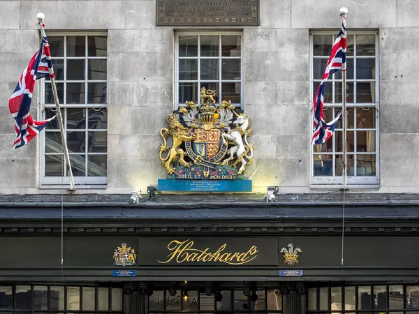 LONDON, İngiltere - 08 Mart 2018: Piccadilly 'deki Hatchard Kitapçılarının üzerinde Kraliyet Arma Paltosu' nu gösteren imzalar