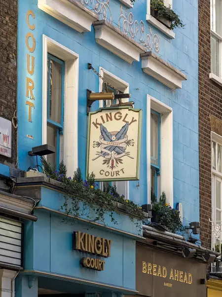 LONDON, İngiltere - 08 Mart 2018 Kingley Court 'taki Avlu girişinin üstündeki imza tahtası