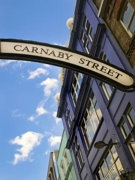 LONDON, İngiltere - 08 Mart 2018: Batı yakasındaki Carnaby Caddesi 'ndeki renkli bina ve tabela
