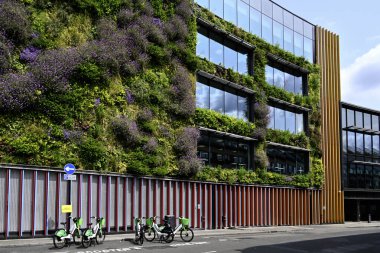 LONDON, İngiltere - 31 Mayıs 2025: Yeşil duvarlı Fil Evi 'nin dışı - Paramount Uluslararası Ağ Merkezi