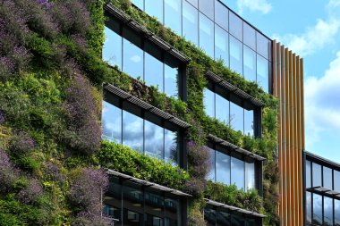 LONDON, İngiltere - 31 Mayıs 2025: Yeşil duvarlı Fil Evi 'nin dışı - Paramount Uluslararası Ağ Merkezi