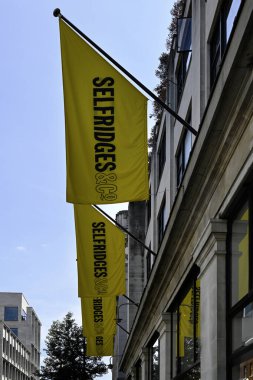 Londra, İngiltere - 31 Mayıs 2025: Selfridges mağazasının önünde sarı pankart