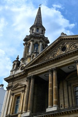LONDON, İngiltere - 31 Mayıs 2025 Hinde Caddesi Metodist Kilisesi ile Marylebone 'daki Thayer Caddesi' nin köşesindeki