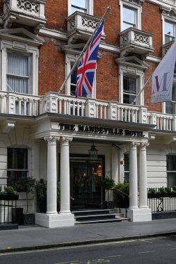 LONDON, İngiltere - 31 Mayıs 2025: Mandeville Place, Marylebone 'daki Felsefe ve Ekonomi Bilimi Okulu