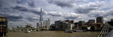 LONDON, İngiltere - 31 Mayıs 2025: Milenyum köprüsünden Southwark ve Çömlek 'e doğru Thames Nehri boyunca Panorama