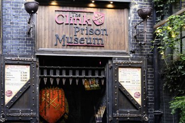 LONDON, İngiltere - 31 Mayıs 2025: Clink Street, Southwark 'taki Clink Hapishanesi Müzesi' nin önündeki işaretler 