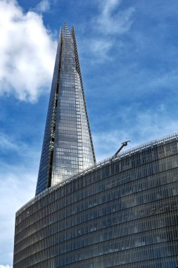 LONDON, İngiltere - 31 Mayıs 2025: Southwark Haber binasının üzerinde görülen Çömlek Kulesi