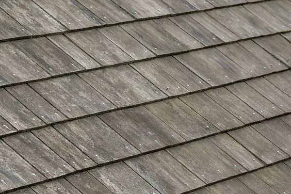 Arkaplan dokusu olarak kullanılmak üzere eski ahşap çatı kiremitlerinin kapatılması