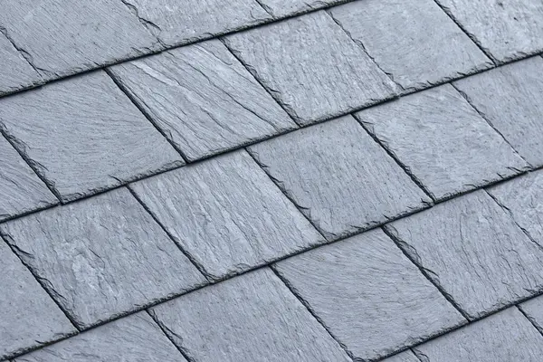 Arka plan dokusu olarak kullanılmak üzere temiz gri çatı kiremitlerinin kapatılması