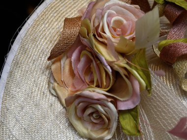 Bayanların şapkalarına ipek çiçeklerin yakın çekimi