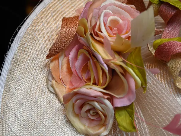 Bayanların şapkalarına ipek çiçeklerin yakın çekimi