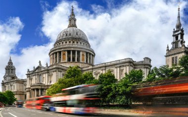Londra - St. Paul Katedrali Otobüsler hareket halindedir