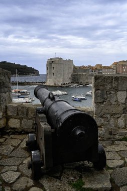 DUBROVNIK, CROATIA - 15 Nisan 2025: Eski Dubrovnik limanından (Porat Dubrovnik) görüntüle