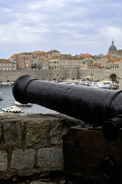 Eski Dubrovnik limanında eski top pozisyonundan görülen odaklanmış görünüm