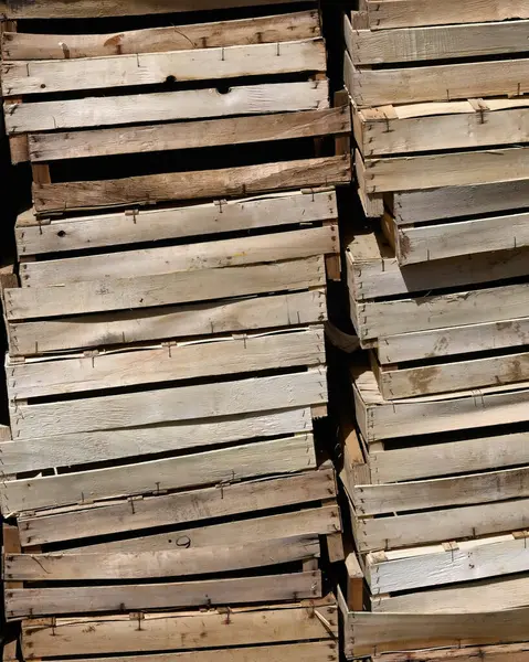 Yiyecek pazarında bir yığın boş tahta meyve ve sebze kutusu.