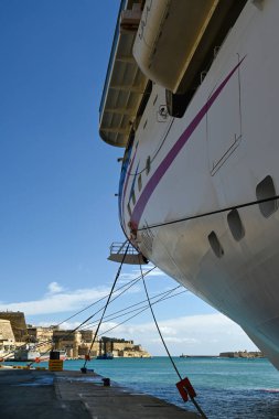 VALLETTA, MALTA - 17 Nisan 2025: P O gemisi Azura ile birlikte gemi limanı