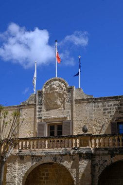 MDINA, MALTA - 17 Nisan 2025: Şu anda Belediye Binası olarak kullanılan eski Adliye Binasının (Corte Capitanale) ön cephesi