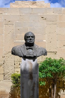 VALLETTA, MALTA - 17 Nisan 2025: Yukarı Barrakka Bahçelerindeki Sir Winston Churchill 'in anısına yapılan büst heykeli