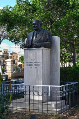 VALLETTA, MALTA - 18 Nisan 2025: Maglio Gardens 'ta Maltalı politikacı Luigi Preziosi' nin anma büstü (Gnien tal-Maglio)