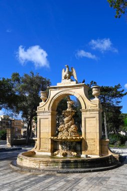 VALLETTA, MALTA - 18 Nisan 2025: Maglio Gardens 'taki çeşme (Gnien tal-Maglio)