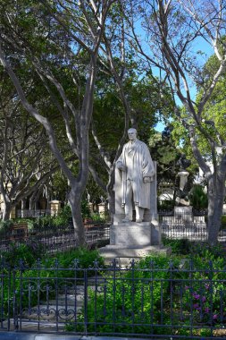 VALLETTA, MALTA - 18 Nisan 2025: Maglio Gardens 'ta eski Malta Başbakanı Hugo Mifsud' un anısına dikilen heykel (Gnien tal-Maglio)