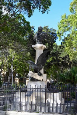 VALLETTA, MALTA - 18 Nisan 2025: Maglio Gardens 'da işadamı ve hayırsever Vincenzo Bugejaat' ın anma büstü (Gnien tal-Maglio)