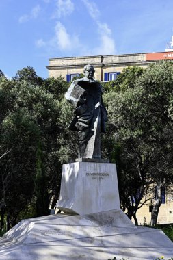 VALLETTA, MALTA - 18 Nisan 2025: Maltalı şair ve romancı Oliver Friggieri 'nin Floriana' daki anısına dikilen heykel