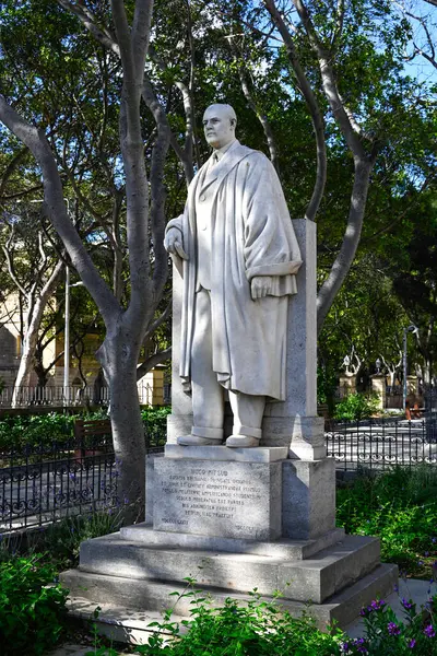 VALLETTA, MALTA - 18 Nisan 2025: Maglio Gardens 'ta eski Malta Başbakanı Hugo Mifsud' un anısına dikilen heykel (Gnien tal-Maglio)