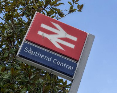 SOUTHEND-ON-SEA, ESSEX, İngiltere - 29 Mart 2018: C2C hattında Southend Merkez İstasyonu 'nun dışına imza atın