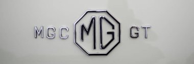 SOUTHEND-ON-SEA, ESSEX, İngiltere - 15 Nisan 2018: MGC klasik spor arabasında krom logo rozeti panoraması