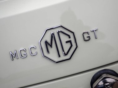 SOUTHEND-ON-SEA, ESSEX, İngiltere - 15 Nisan 2018: MGC klasik spor arabasında krom logo rozeti