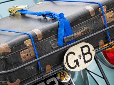 SOUTHEND-ON-SEA, ESSEX, İngiltere - 15 Nisan 2018: Old Suitcase GB plakalı klasik arabanın arkasına bağlandı