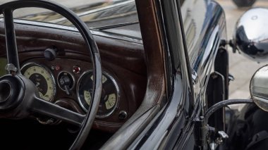 SOUTHEND-ON-SEA, ESSEX, İngiltere - 15 Nisan 2018: Austin 7 Classic Car 'ın direksiyon ve gösterge paneli