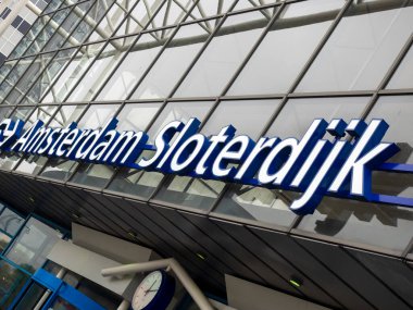 AMSTERDAM, NETHERLANDS - 30 Nisan 2018: Sloterdijk tren istasyonunun üzerinde imza