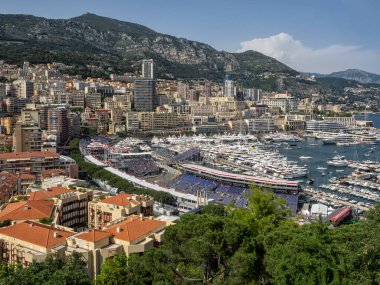 MONACO - 26 Mayıs 2018: Şehir ve Port Hercule manzarası