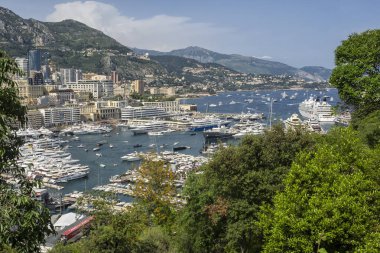 MONACO - 26 Mayıs 2018: Şehir ve Port Hercule manzarası