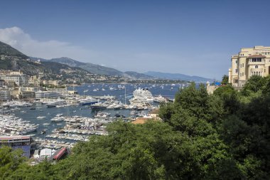 MONACO - 26 Mayıs 2018: Şehir ve Port Hercule manzarası