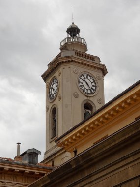 GÜZEL, FRANCE - 28 Mayıs 2018 Notre-Dame du Port Kilisesi 'nin çan kulesinin dış görünüşü