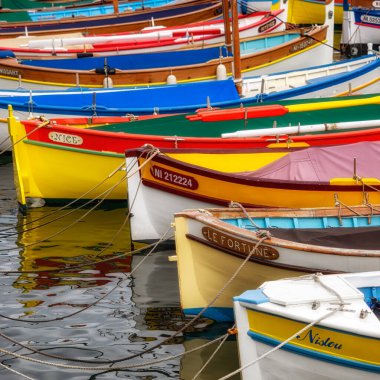 GÜZEL, FRANCE - 28 Mayıs 2018 Port de Nice Limanına demirlemiş renkli balıkçı tekneleri