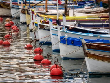 GÜZEL, FRANCE - 28 Mayıs 2018 Port de Nice Limanına demirlemiş renkli balıkçı tekneleri