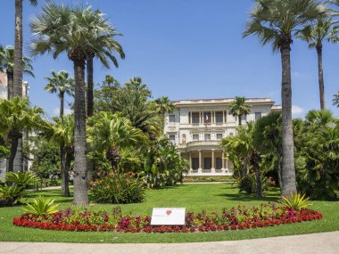 GÜZEL, FRANCE - 29 Mayıs 2018: Gezinti güvertesi Massena Müzesi 'nin (Massena Müzesi) önündeki bahçeler