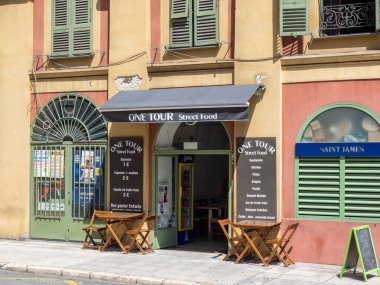 GÜZEL, FRANCE - 29 Mayıs 2018: Rue Francois Guisol 'daki küçük kafe