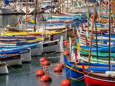 GÜZEL, FRANCE - 29 Mayıs 2018 Port de Nice Limanına demirlemiş renkli balıkçı tekneleri