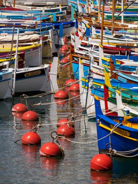 GÜZEL, FRANCE - 29 Mayıs 2018 Port de Nice Limanına demirlemiş renkli balıkçı tekneleri