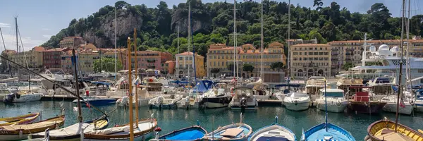 Güzel, FRANCE - 29 Mayıs 2018: eski Nice limanında eski ahşap tekne ve yatlardan oluşan bir panorama