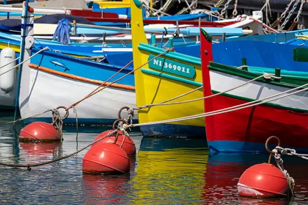 GÜZEL, FRANCE - 29 Mayıs 2018 Port de Nice Limanına demirlemiş renkli balıkçı tekneleri