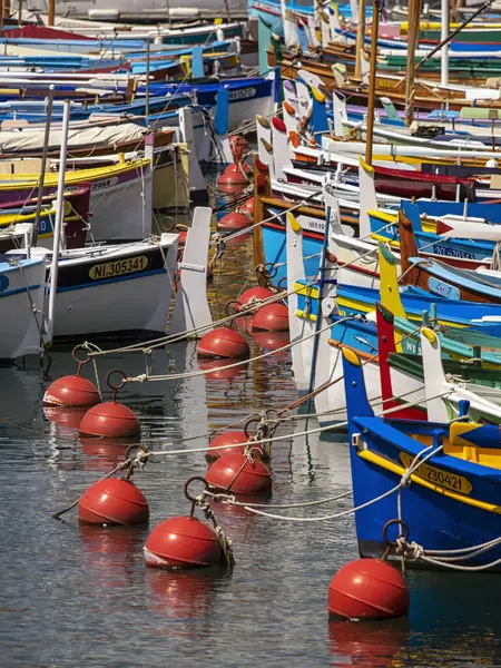 GÜZEL, FRANCE - 29 Mayıs 2018 Port de Nice Limanına demirlemiş renkli balıkçı tekneleri