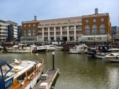 LONDON, İngiltere - 23 Haziran 2018: Arka planda Liman Yard binasıyla birlikte limanın karşısındaki Chelsea Limanı 'na bakın