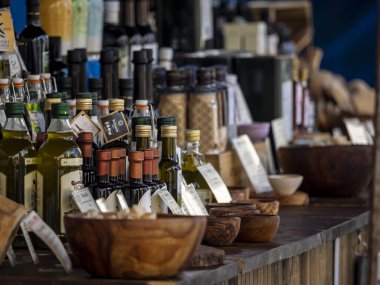 LONDON, İngiltere - 23 Haziran 2018: Bir şişe zeytinyağı ve gıda pazarında satılık 